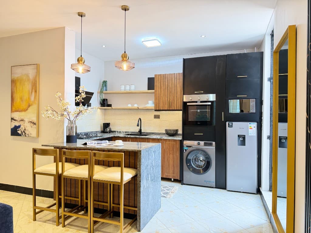 Kitchen & Dining